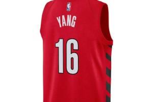 👀16顺位16号！媒体人：开拓者球迷商店已经上架了杨瀚森的球衣